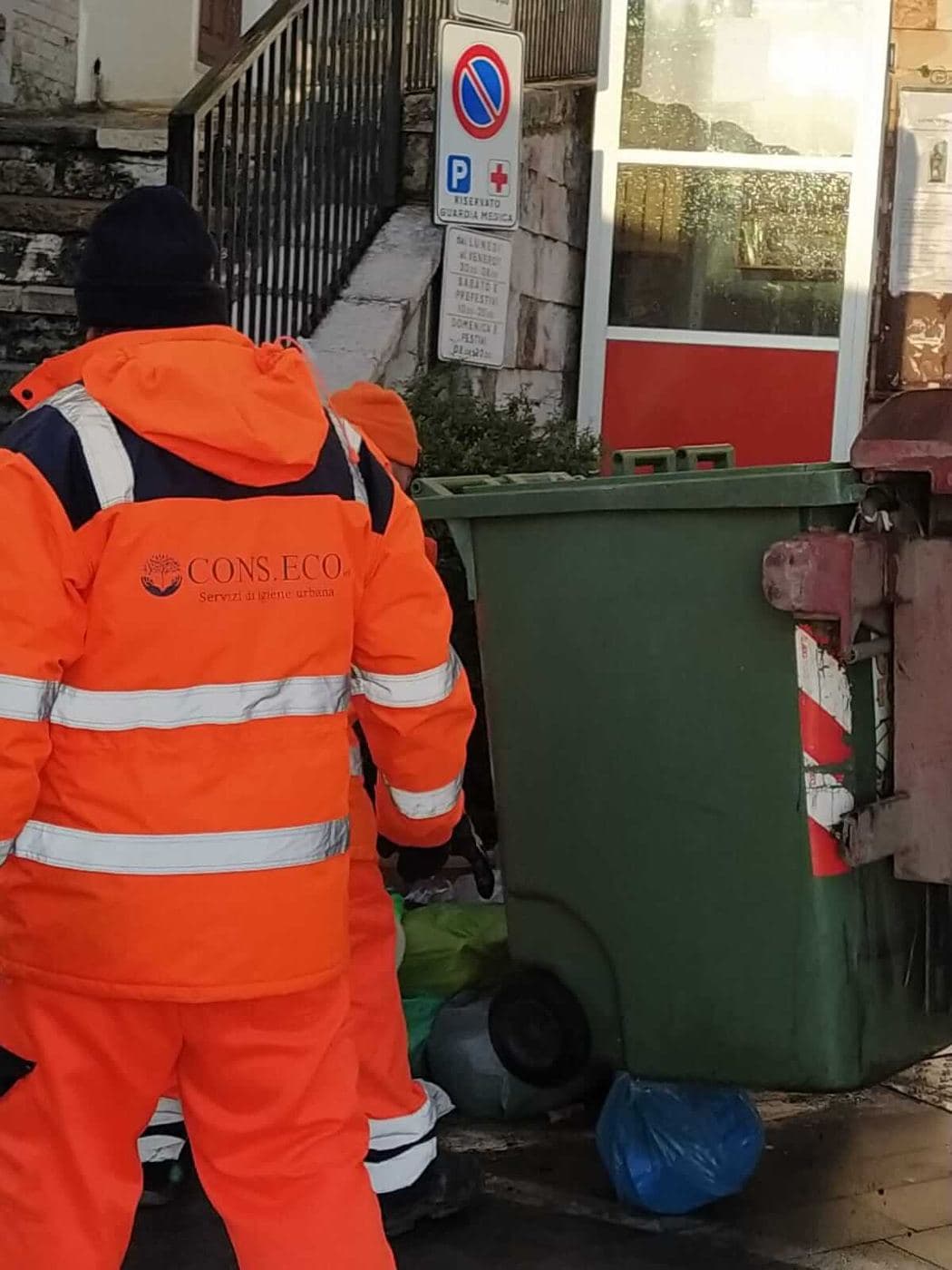 Operatore ecologico Cons.Eco con divisa ad alta visibilità durante la raccolta porta a porta